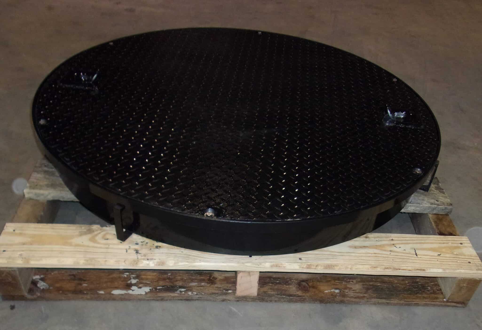 GRAVEL GUARD MANGHOLE AND COVER WITH RECESSED PICKING EYES