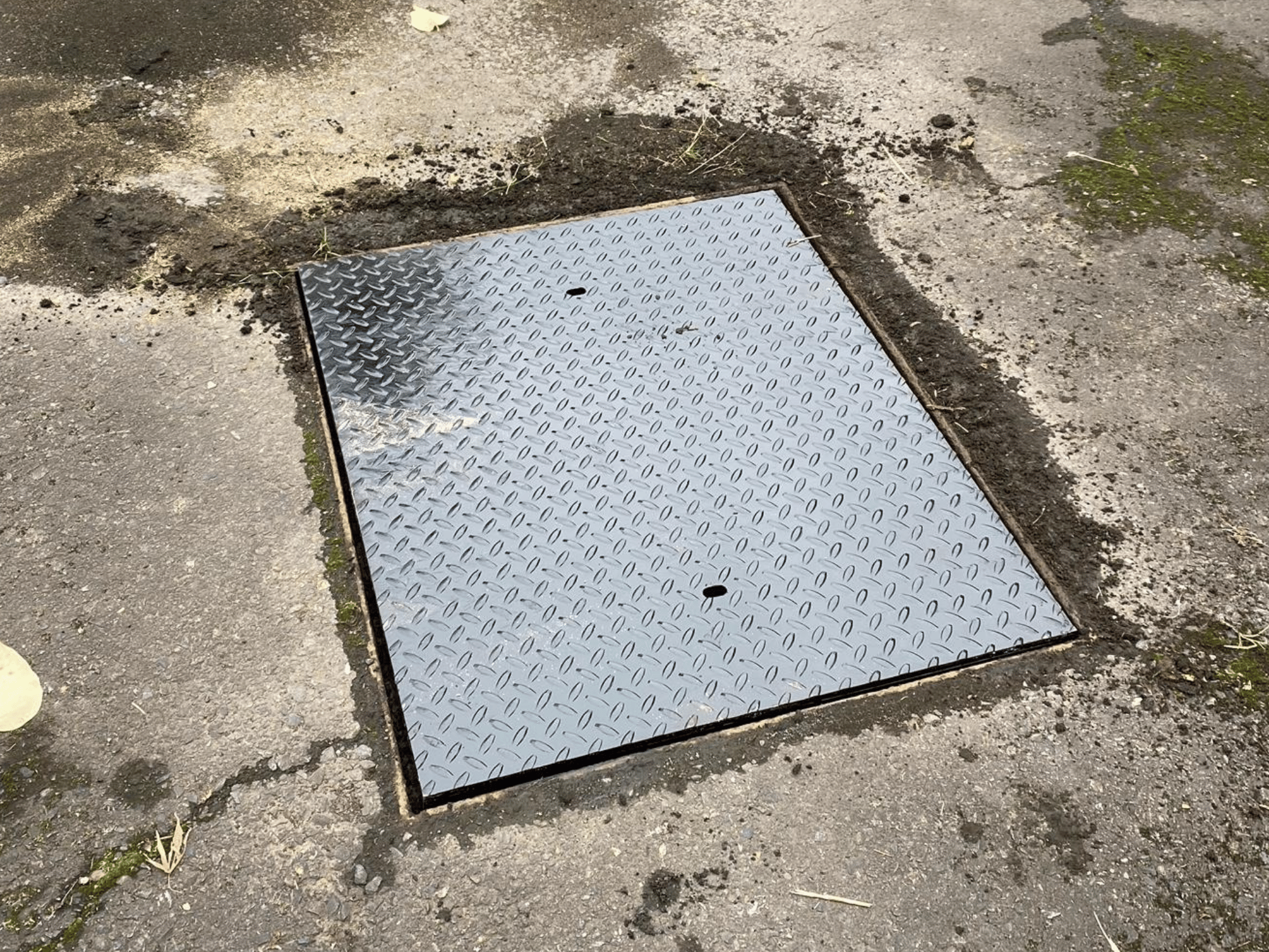 Snug Manhole Cover-2